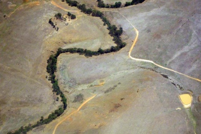  Đập chứa nước khô cạn vì hạn hán, ảnh được chụp tại Tây Melbourne, Úc vào hồi tháng Một năm nay. 