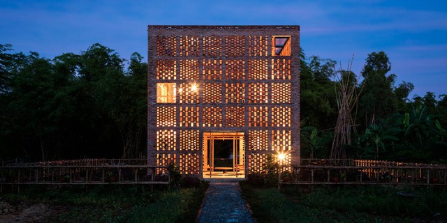  Căn nhà này là một xưởng làm gốm, nó được thiết kế bởi công ty Tropical Space, chủ sở hữu của nó là nghệ nhân Lê Đức Hạ. Căn nhà này thuộc huyện Điện Bàn tỉnh Quảng Nam 