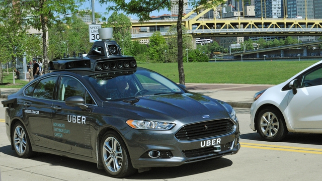  Một chiếc xe tự lái của Uber với tài xế giám sát sau tay lái. 