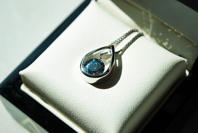  Viên kim cương này không khác gì so với một viên kim cương tự nhiên màu xanh có giá 40.000 USD 