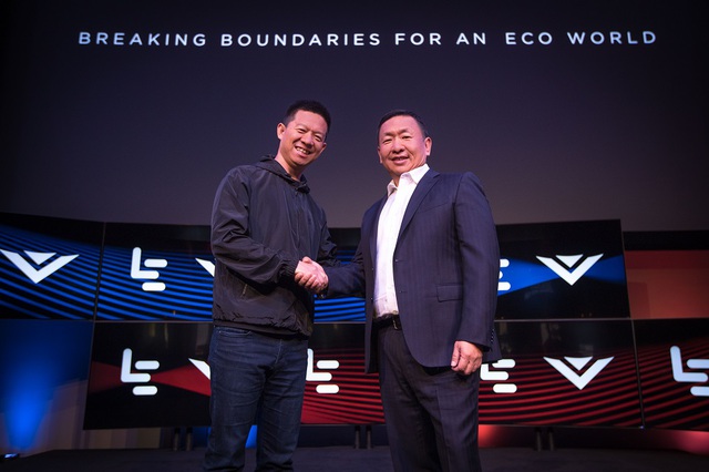  CEO LeEco Jia Yueting (trái) cùng CEO Vizio William Wang 
