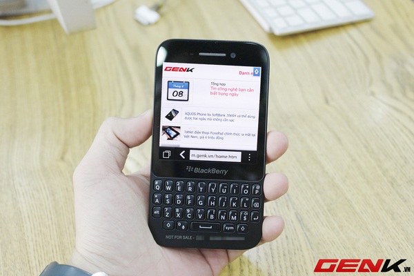 Cận cảnh BlackBerry Q5 tại Việt Nam: máy cong, cầm vừa tay 1