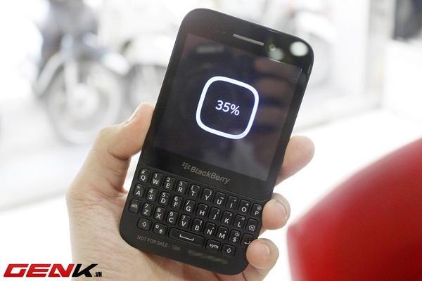 Cận cảnh BlackBerry Q5 tại Việt Nam: máy cong, cầm vừa tay 2