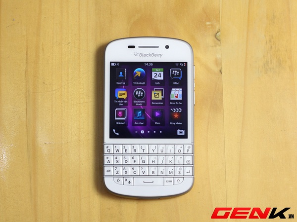 Mở hộp BlackBerry Q10 phiên bản màu trắng tại Việt Nam 2