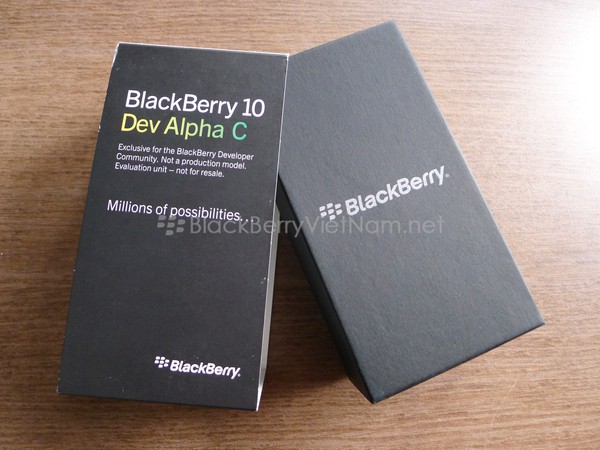 Cận cảnh điện thoại BlackBerry Dev Alpha C với bàn phím QWERTY vật lý
