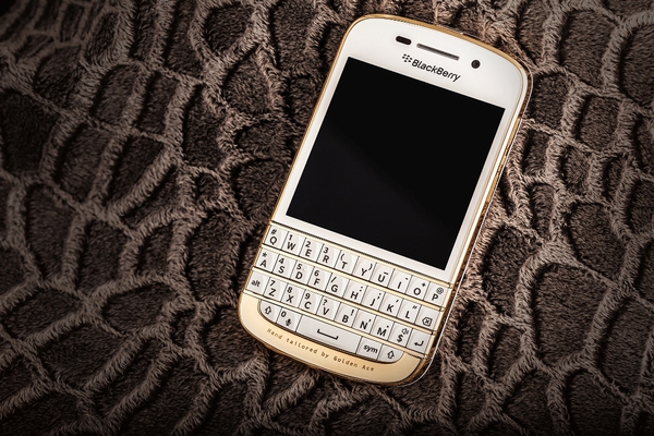  Toàn cảnh chiếc BlackBerry phiên bản 24K Full Gold.