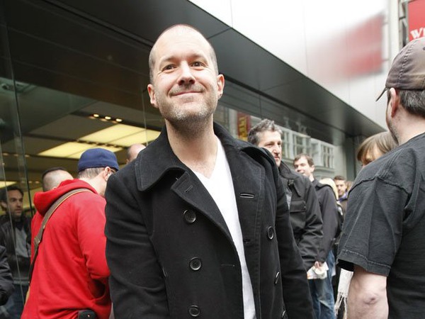 L&yacute; do Tim Cook giao tương lai Apple cho Jony Ive 1