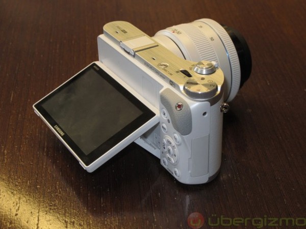 Samsung NX300: Máy ảnh mirrorless có khả năng chụp 3D 1