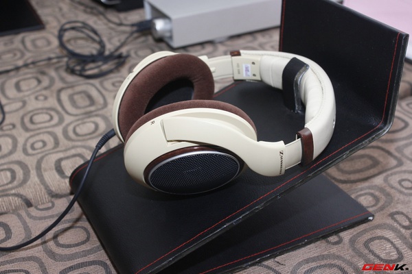 Giới Audiophile S&agrave;i G&ograve;n h&agrave;o hứng với tai nghe in-ear "khủng" của Sennheiser 7