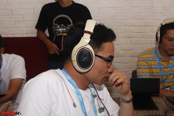 Giới Audiophile Sài Gòn hào hứng với tai nghe in-ear "khủng" của Sennheiser 9