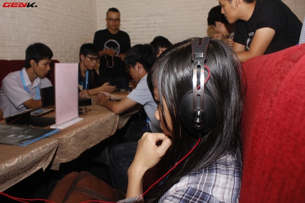 Giới Audiophile Sài Gòn hào hứng với tai nghe in-ear "khủng" của Sennheiser 13