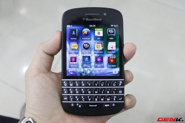 Mở hộp BlackBerry Q10 phi&ecirc;n bản thương mại tại Việt Nam 3