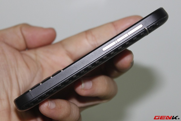 Mở hộp BlackBerry Q10 phi&ecirc;n bản thương mại tại Việt Nam 7
