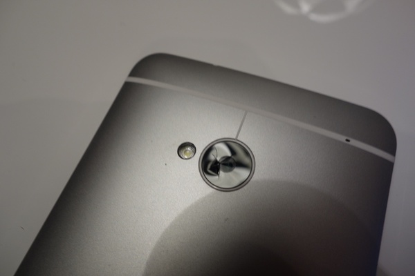 Vừa ra mắt, HTC One dính nghi vấn về chất lượng gia công 4