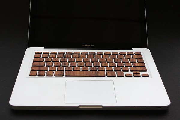 Đổi gió cho MacBook với bàn phím gỗ 1