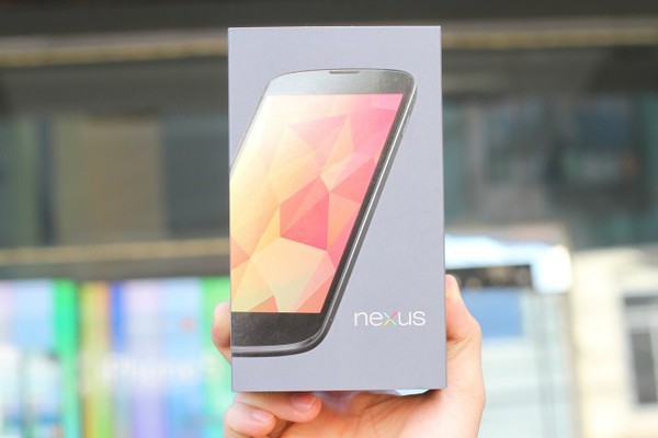 Đập hộp LG Nexus 4 đầu ti&ecirc;n tại Việt Nam 3
