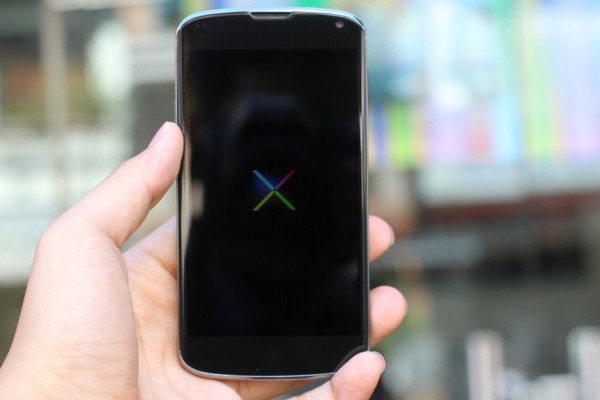 Đập hộp LG Nexus 4 đầu ti&ecirc;n tại Việt Nam 4