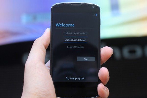 Đập hộp LG Nexus 4 đầu ti&ecirc;n tại Việt Nam 5