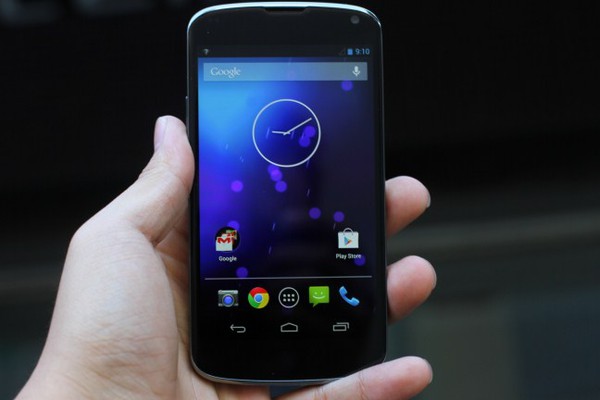 Đập hộp LG Nexus 4 đầu ti&ecirc;n tại Việt Nam 6