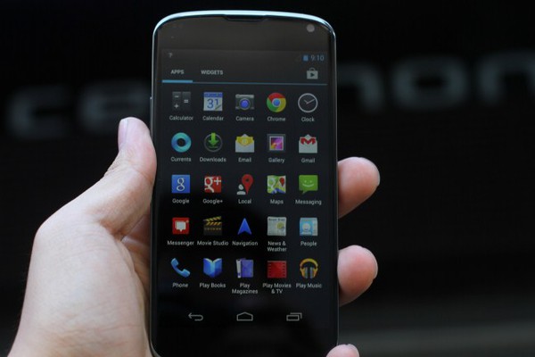 Đập hộp LG Nexus 4 đầu ti&ecirc;n tại Việt Nam 7