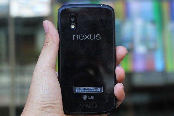 Đập hộp LG Nexus 4 đầu ti&ecirc;n tại Việt Nam 8