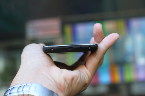 Đập hộp LG Nexus 4 đầu ti&ecirc;n tại Việt Nam 9