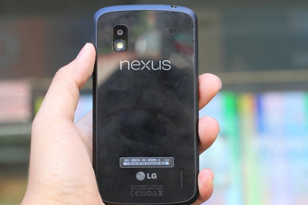 Đập hộp LG Nexus 4 đầu ti&ecirc;n tại Việt Nam 11