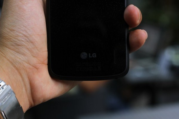 Đập hộp LG Nexus 4 đầu ti&ecirc;n tại Việt Nam 12
