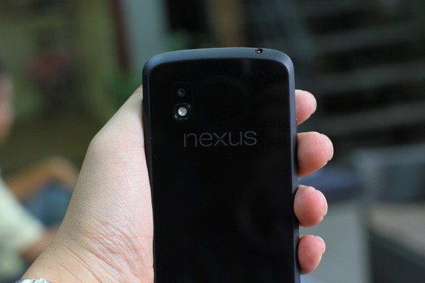 Đập hộp LG Nexus 4 đầu ti&ecirc;n tại Việt Nam 13