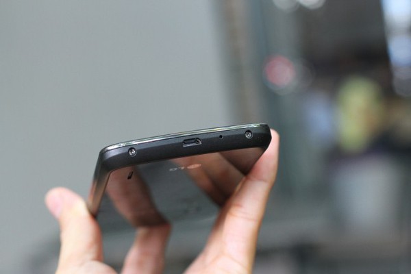 Đập hộp LG Nexus 4 đầu ti&ecirc;n tại Việt Nam 15
