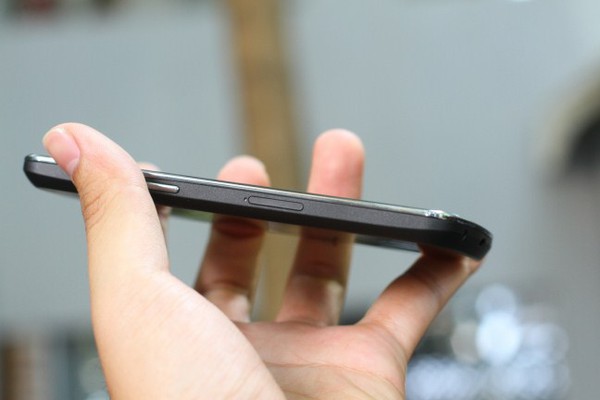Đập hộp LG Nexus 4 đầu ti&ecirc;n tại Việt Nam 16