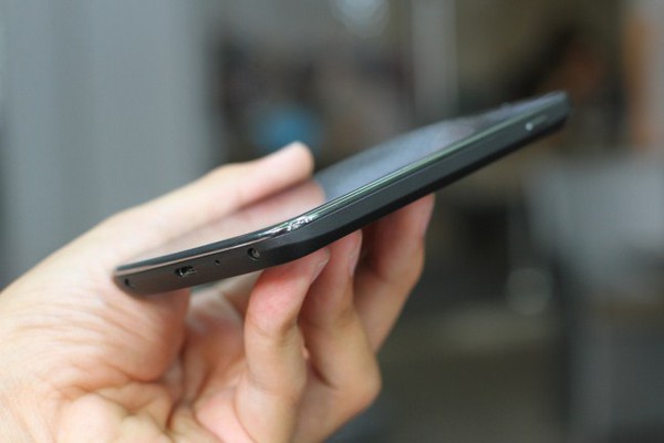 Đập hộp LG Nexus 4 đầu ti&ecirc;n tại Việt Nam 17