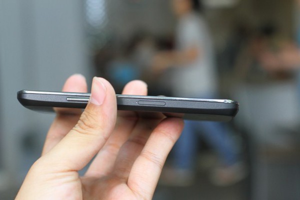 Đập hộp LG Nexus 4 đầu ti&ecirc;n tại Việt Nam 18