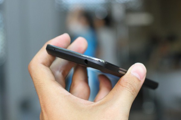Đập hộp LG Nexus 4 đầu ti&ecirc;n tại Việt Nam 19