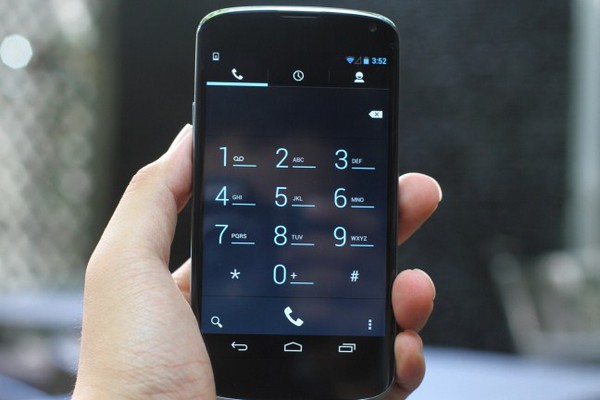 Đập hộp LG Nexus 4 đầu ti&ecirc;n tại Việt Nam 20