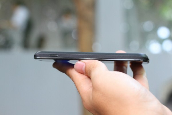 Đập hộp LG Nexus 4 đầu ti&ecirc;n tại Việt Nam 21