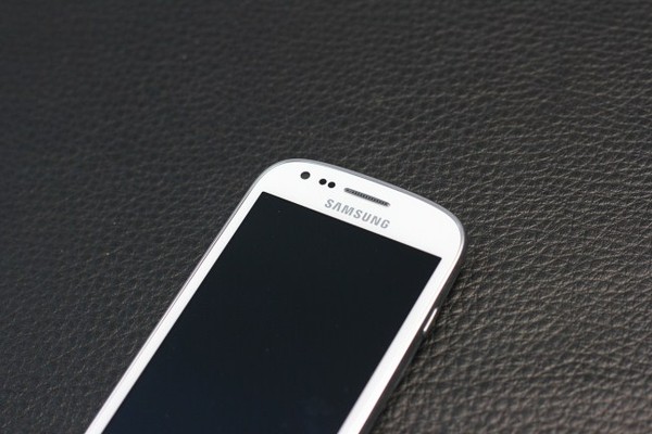 Đập hộp Samsung Galaxy S III mini tại VN: Nhỏ gọn, gi&aacute; 9 triệu đồng 4