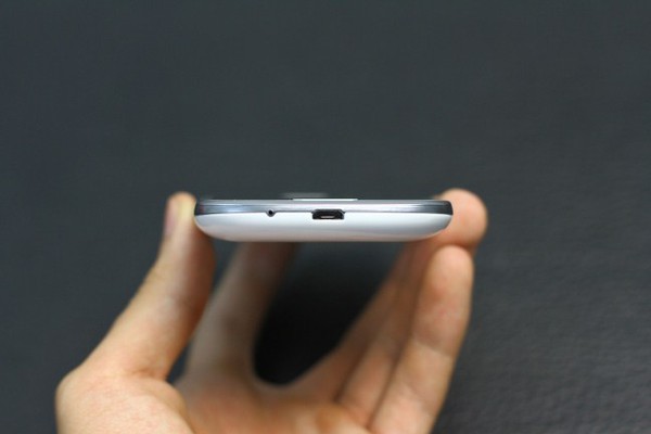 Đập hộp Samsung Galaxy S III mini tại VN: Nhỏ gọn, gi&aacute; 9 triệu đồng 7