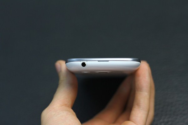 Đập hộp Samsung Galaxy S III mini tại VN: Nhỏ gọn, gi&aacute; 9 triệu đồng 8