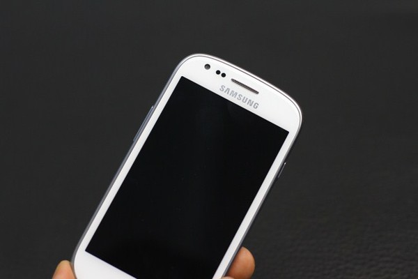 Đập hộp Samsung Galaxy S III mini tại VN: Nhỏ gọn, gi&aacute; 9 triệu đồng 11