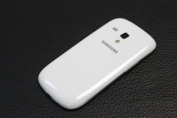 Đập hộp Samsung Galaxy S III mini tại VN: Nhỏ gọn, gi&aacute; 9 triệu đồng 12