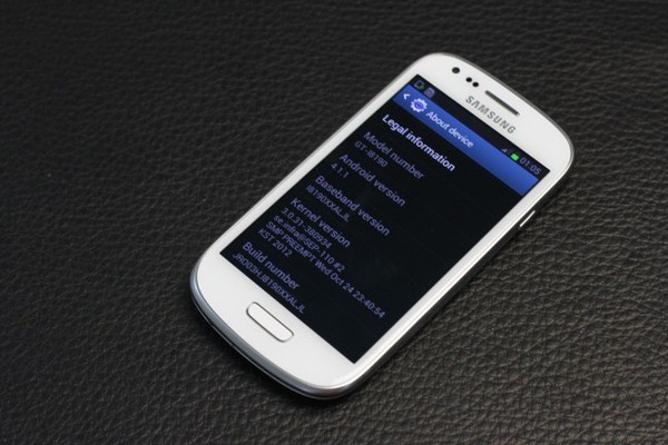 Đập hộp Samsung Galaxy S III mini tại VN: Nhỏ gọn, gi&aacute; 9 triệu đồng 16