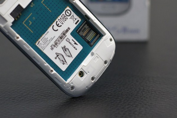 Đập hộp Samsung Galaxy S III mini tại VN: Nhỏ gọn, gi&aacute; 9 triệu đồng 20