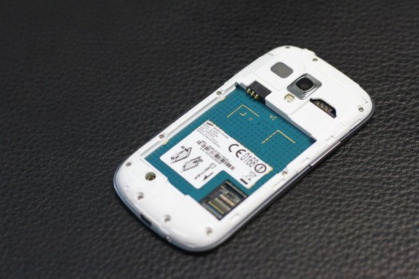 Đập hộp Samsung Galaxy S III mini tại VN: Nhỏ gọn, gi&aacute; 9 triệu đồng 22