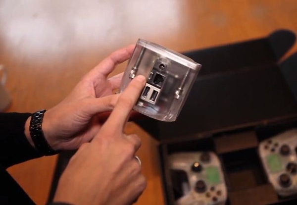 Đập hộp máy chơi game đình đám OUYA: Máy và tay cầm sử dụng nhựa trong suốt 2
