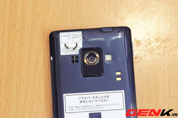 Sharp Aquos Phone Zeta SH-02E: Điện thoại đầu tiên có màn hình IGZO về VN 17