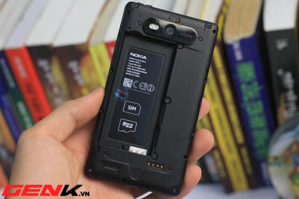 Đập hộp Nokia Lumia 820 chính hãng tại Việt Nam giá 11 triệu đồng 9