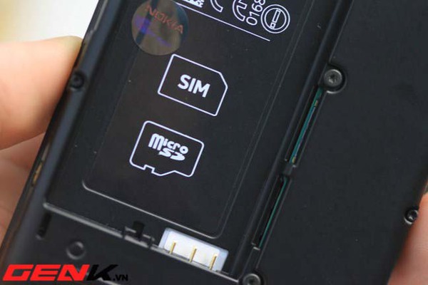 Đập hộp Nokia Lumia 820 chính hãng tại Việt Nam giá 11 triệu đồng 11