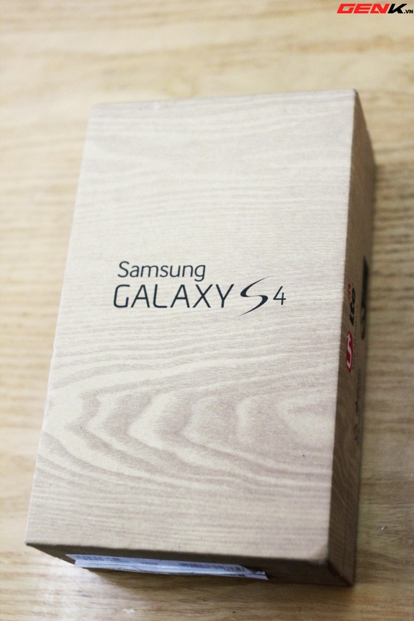 Samsung Galaxy S4 bản Hàn Quốc: Nhiều phụ kiện hơn, có ăng-ten 2
