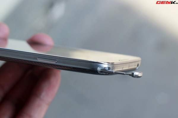 Samsung Galaxy S4 bản Hàn Quốc: Nhiều phụ kiện hơn, có ăng-ten 10
